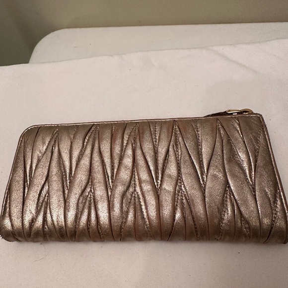 MIU MIU gold leather wallet with top zipper . - Picture 2 of 15